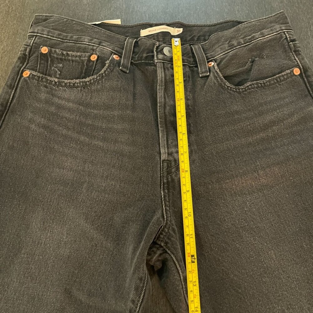 New Levi's Premium Wedgie Straight Waterless Black Distressed Knee Jean, Size 30 - Picture 8 of 14